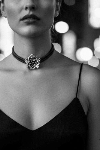 Maidy choker i återvunnet mässing – handgjort halsband i nappaläder skandinavisk design | SJOSTENSWEDEN