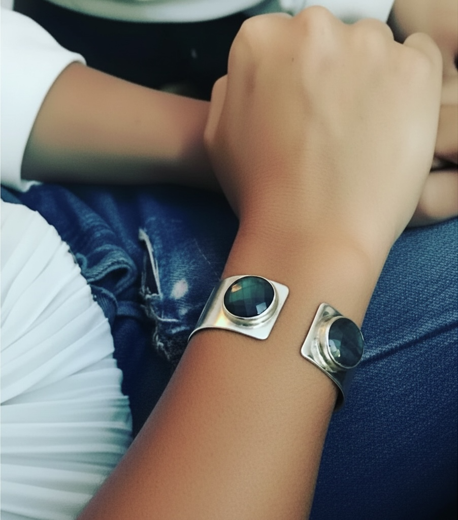 Cutstone bracelet